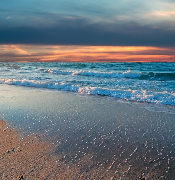 Golvende kust bij zonsondergang op Sardinië