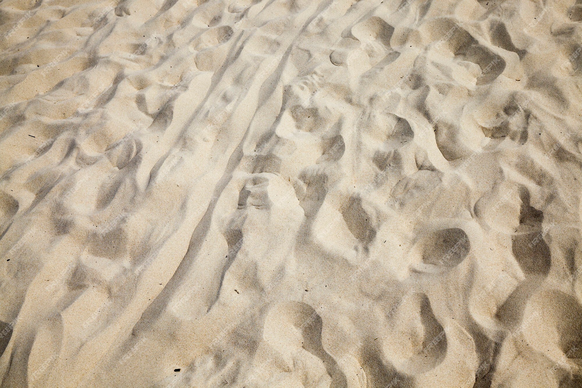 affix dagboek identificatie Golvende ongelijke structuur van zand op het strand aan de zee, close-up  van zacht fijn zand aan de kust | Premium Foto