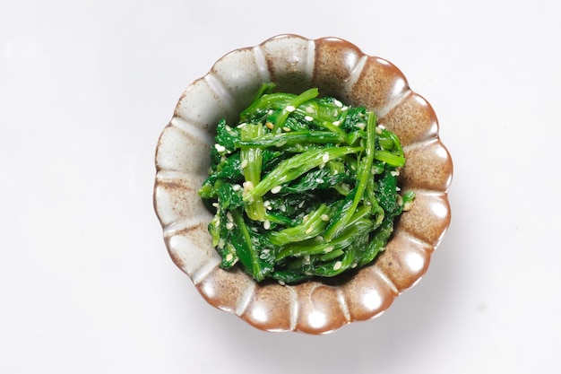 Гомаэ — это японский салат из шпината с кунжутной заправкой.