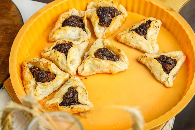 베이킹 접시 가로 사진에서 신선한 푸림 휴가를 위한 고멘타쉬 비스킷
