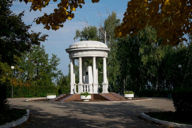 Goncharov-paviljoen in Vinnovskaya-grove in de herfst Ulyanovsk Russia