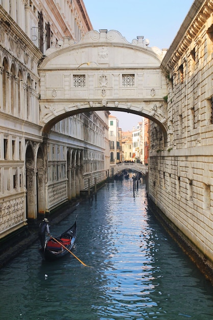 Gondel vaart onder de Brug der Zuchten in Venetië, Italië