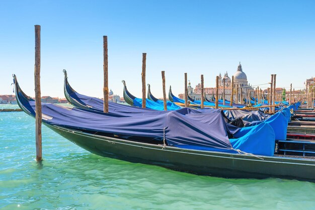 Gondel vooraan op de basiliek op het grote kanaal in Venetië, Italië