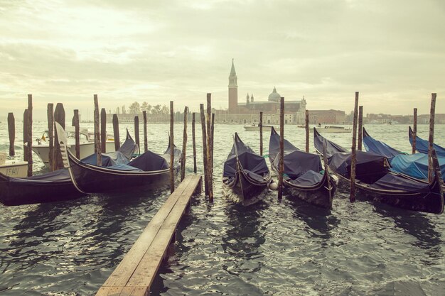 Gondelboot rond het kanaal van venetië, italië.