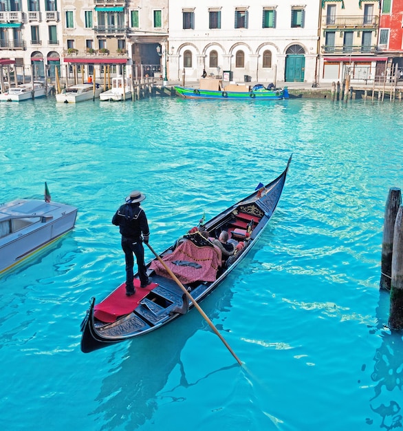 Gondelier en toerist in Grand Canal