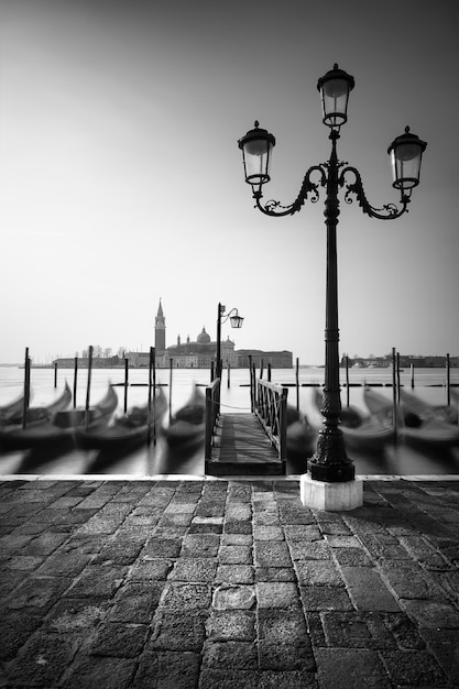 Gondels aan de kustlijn bij het San Marcoplein met de kerk San Giorgio di Maggiore op de achtergrond Venetië Italië Europa