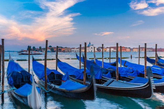 Gondels bij schemering in de lagune van Venetië Italia