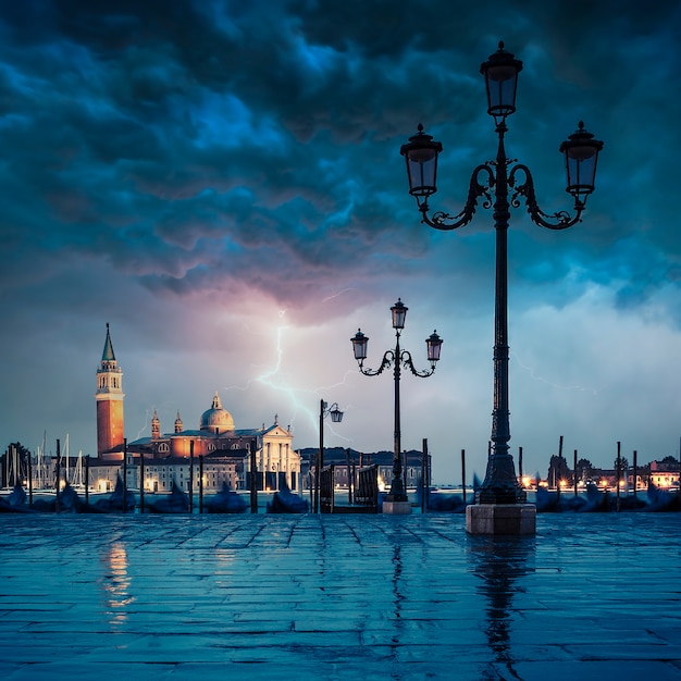 Gondels die op een regenachtige dag in het canal grande drijven