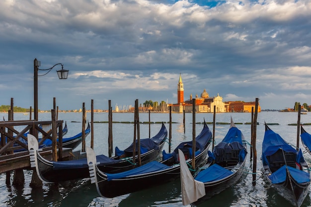 Gondels in de lagune van Venetië na de storm Italia