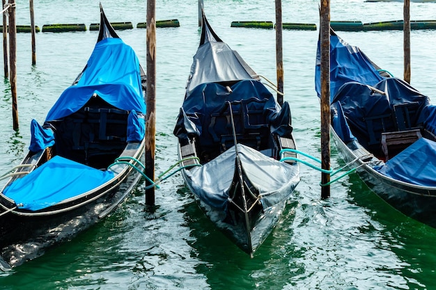 Gondels in Venetië Italië Waterparkeren voor boten