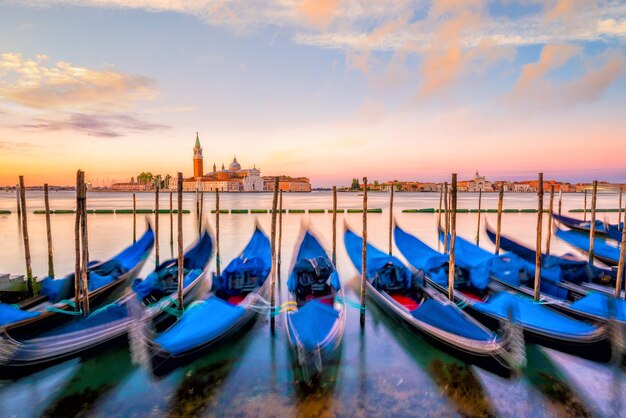 Gondels met de kerk van San Giorgio di Maggiore in Venetië, Italië