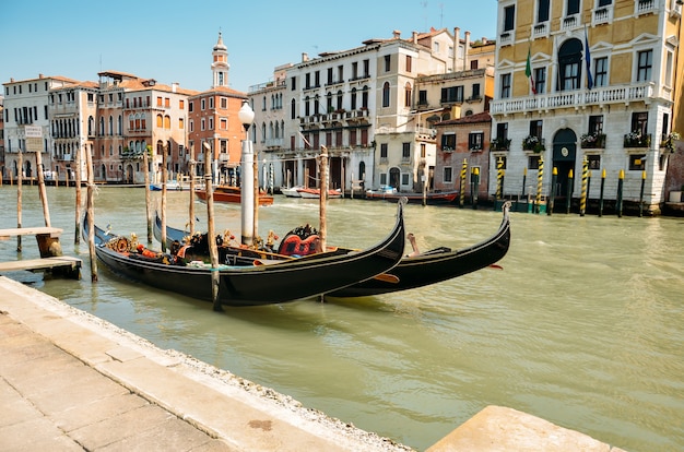 Gondels op Grand Canal, toeristenmensen reizen rond Venetië in Italië