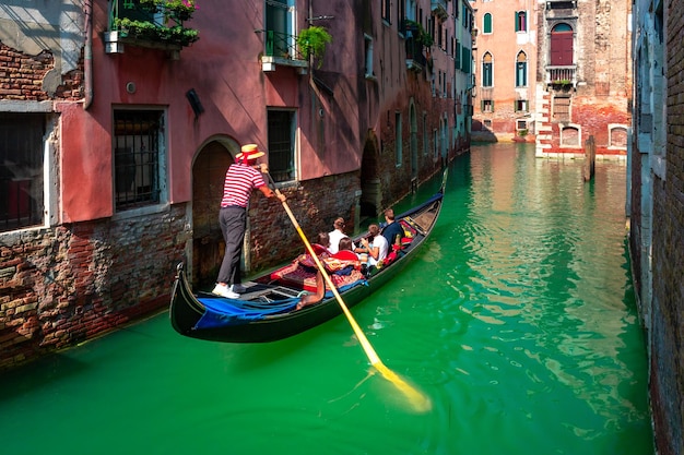 Gondels op kanaal in Venetië, Italië