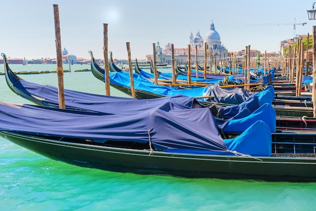 Photo gondola in front on basilica on grand canal