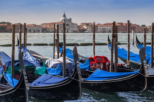 Foto gondola's aan het grand canal tegen de lucht.