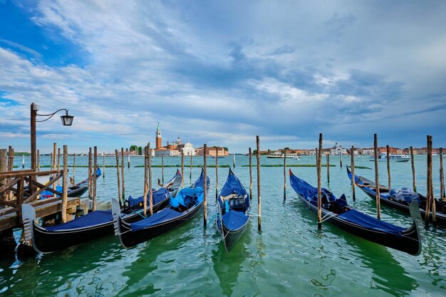 Gondola's en in de lagune van Venetië bij het San Marco plein Venetië Italië