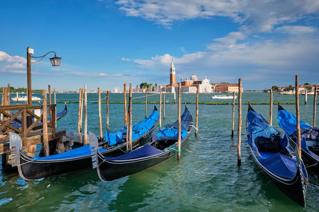 Gondola's en in de lagune van Venetië bij San Marco plein Venetië Italië