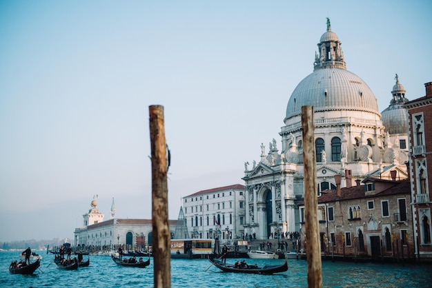 Gondola's in het Grand Canal bij de San Giorgio maggiore kerk tegen een heldere lucht