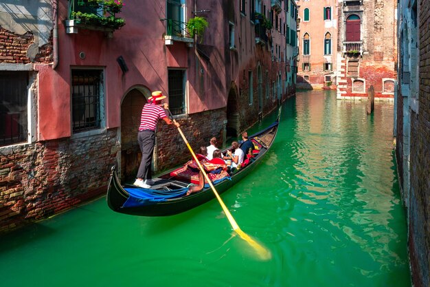 イタリア、ベニスの運河のゴンドラ