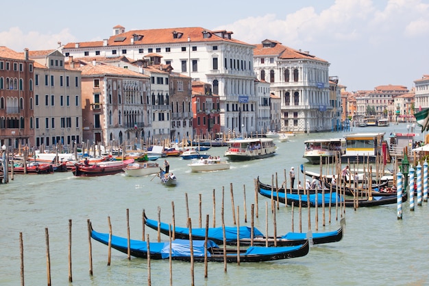 Parcheggio di gondole nella tradizionale barca a remi veneziana