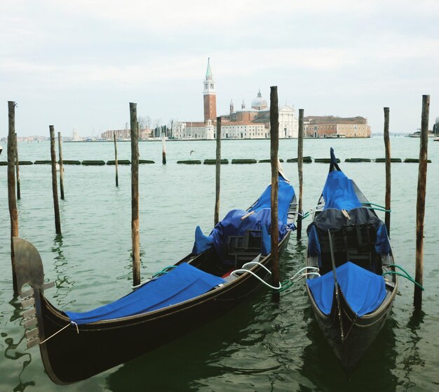 Foto gondole con san giorgio maggiore sullo sfondo - venezia