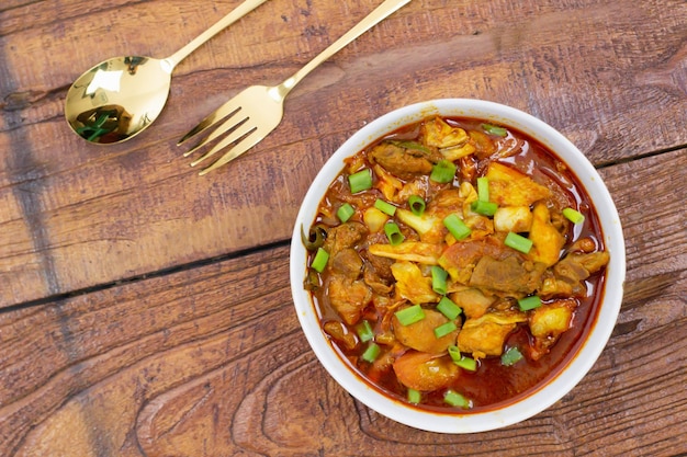 Gongso Ayam wordt geserveerd in een witte kom traditionele Indonesische gerechten