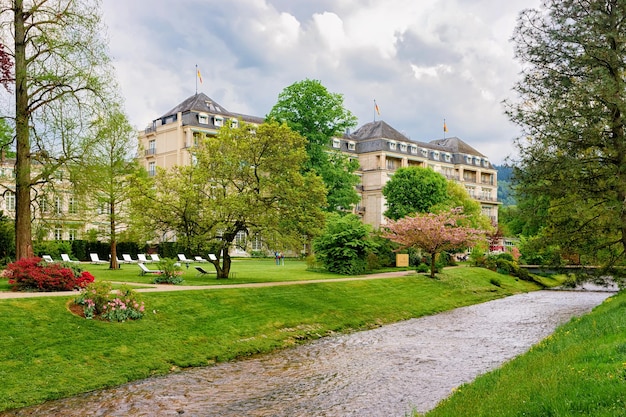 ドイツのバーデンヴュルテンベルクにあるバーデンバーデンの旧市街にあるゲンネルアンラーゲクルパークとバラ園。緑のバスとヨーロッパのドイツの町のスパの街並みの眺め。夏の自然と風景。