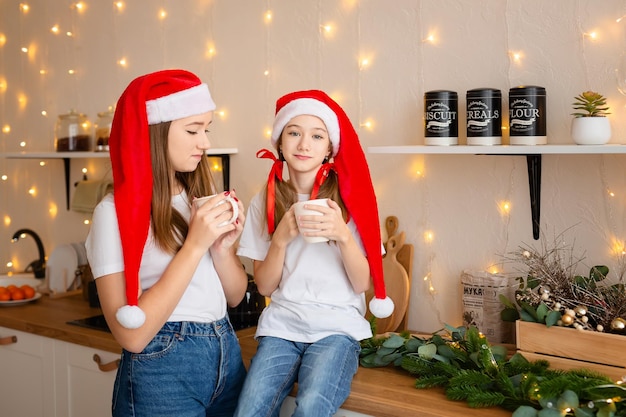 写真 クリスマス・モーニング 姉妹たち 茶を飲みながら 料理のテーブルにクッキーを 料理の時間