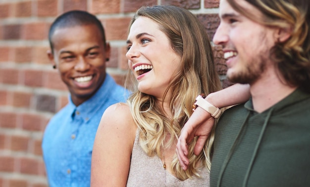 Buone amicizie buone vibrazioni scatto di un gruppo di amici che si divertono all'aperto durante il fine settimana