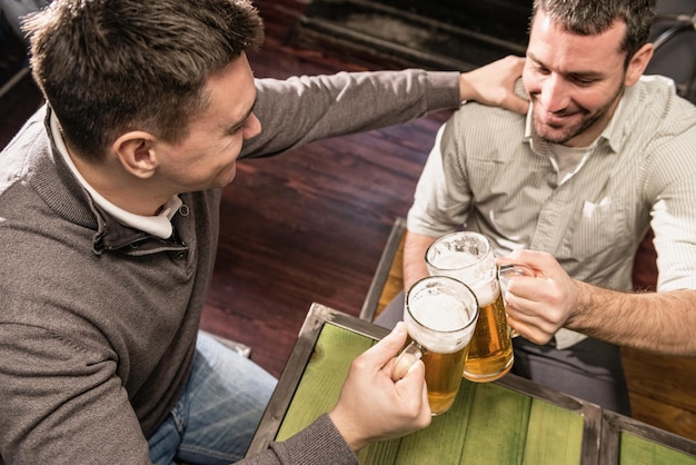 Foto buoni amici al pub.