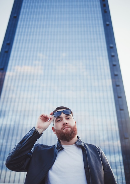 Photo good looking man in leather jacket