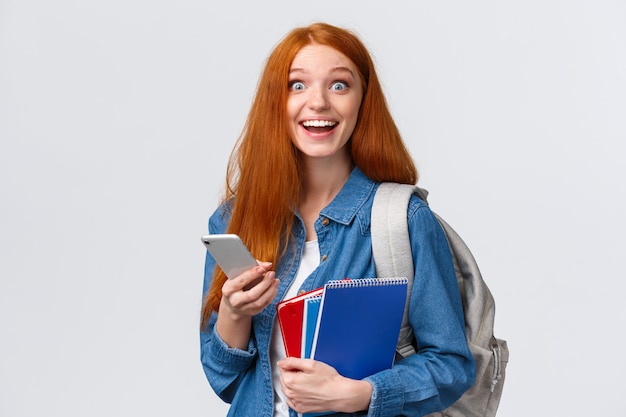 Bella ragazza rossa in denim e camicia bianca