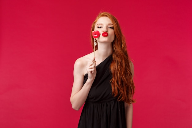 Photo good-looking redhead woman with lipstick