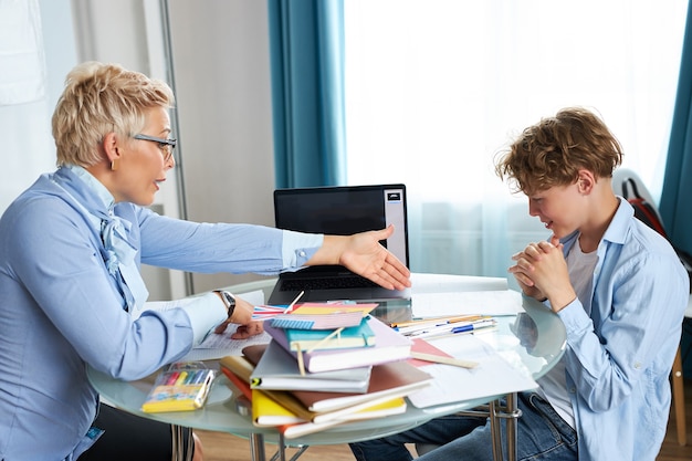 Photo good-looking teacher and pupil having lesson