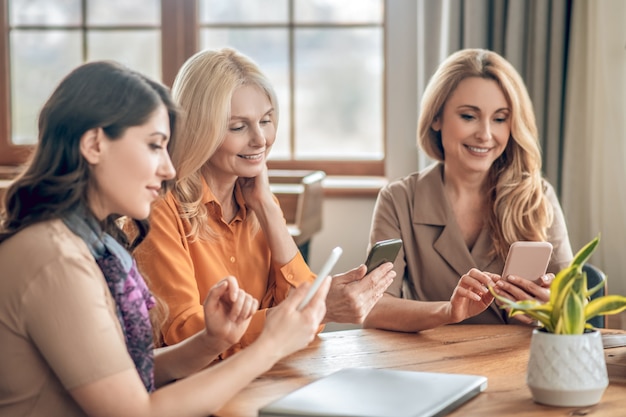 Bei momenti. donne sorridenti che trascorrono del tempo insieme e si sentono fantastiche