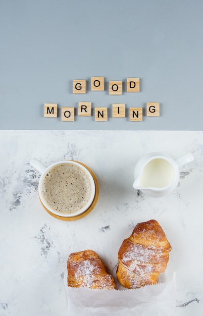 写真 おはよう朝食最小限の概念。一杯のコーヒー、クロワッサン、テキストおはよう、平干し