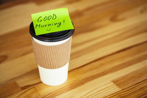 Foto buongiorno. tazza di caffè per andare