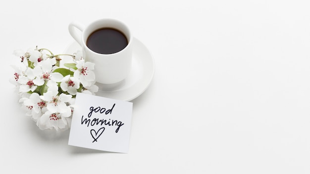 Foto buongiorno tazza di caffè con fiori