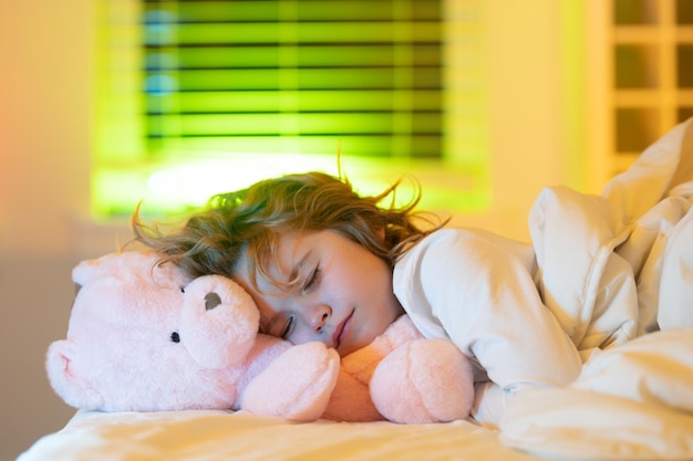 좋은 밤 수면 어린이 수면 낮잠 귀여운 아이 장난감 테디 베어 잠자는 아이 fac와 함께 침대에서 자고