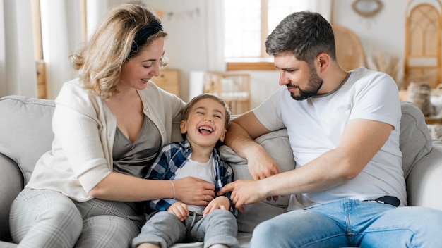 Foto buoni genitori che giocano con il loro figlio