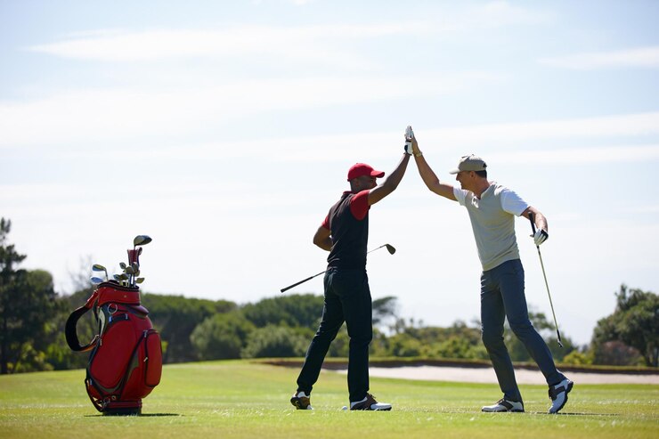Photo ゴルフのゲームをしている2人の幸せな男性の良いショットの相棒ショット