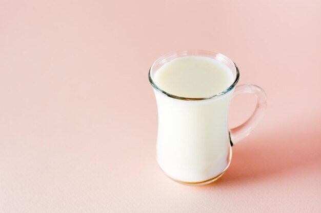 Photo good sleep glass of milk product for good falling asleep on pink background