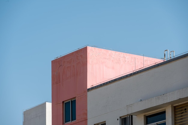 Bel tempo sotto il cielo blu parti architettoniche colorate