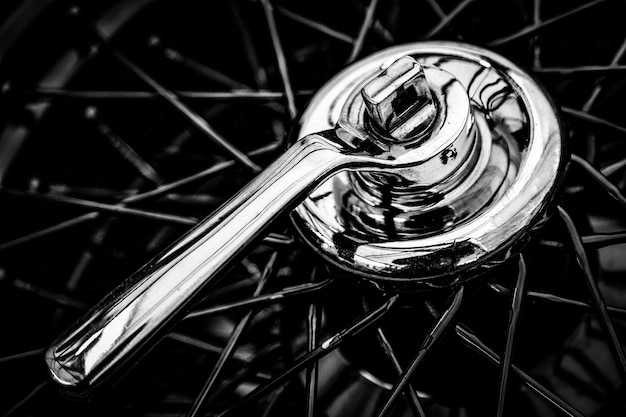 Photo goodwood, west sussex/uk - september 14 : quick release handle for spare wheel on vintage car at goodwood on september 14, 2012