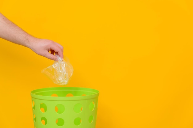 Gooi een plastic zak in de groene vuilnisbak voor verwijdering en recycling Afvalinzameling voor recycling