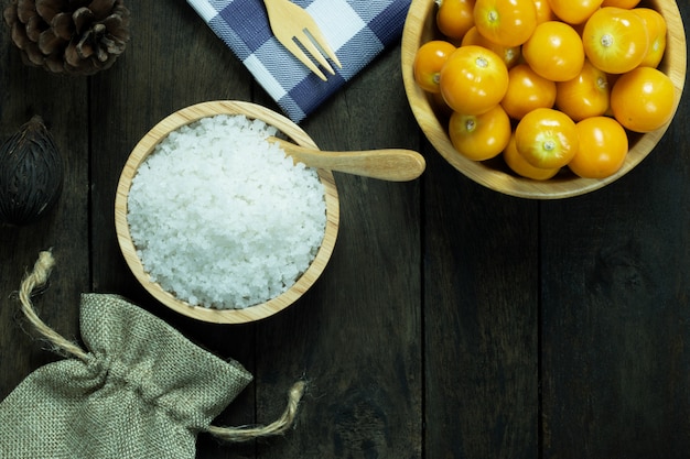 グーズベリーのボウルと塩はテーブルの上の食事療法の高いビタミンcのために食べる