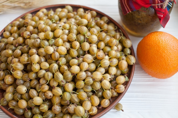 Gooseberry Harvest, een oogst van rijpe kruisbessen en kruisbessenbladeren.