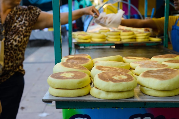 Gorditas de nata bij een kraam van een straatverkoper Typisch Mexicaans dessert