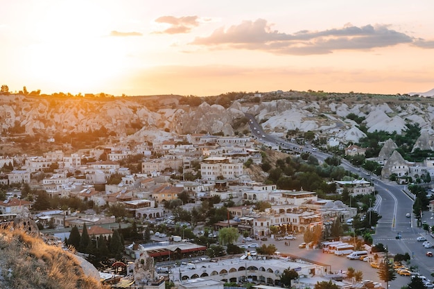 Гереме, Турция, 08 июля 2021 г. Нереальный мир Каппадокии Красочный восход солнца над городом и горной концепцией путешествия фон