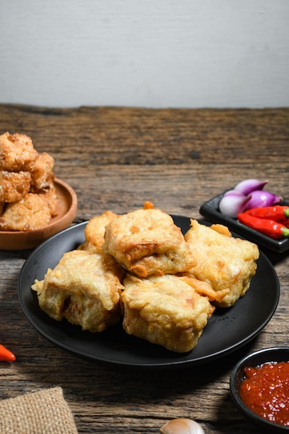 Gorengan of gebakken tofu is een soort gefrituurd voedsel gemaakt van tofu en gevuld met taugé